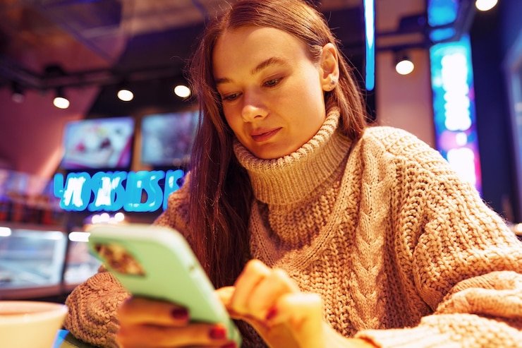 Pengguna mobile membaca pusat pembaruan